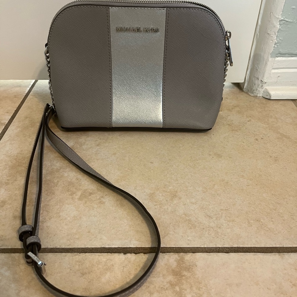 Gray and silver Michael kors crossbody bag. Excellent condition!!!!